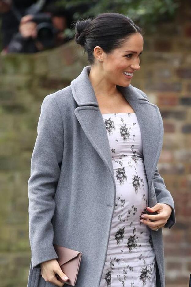 Meghan Markle con vestido estampado de flores de Brock Collection.