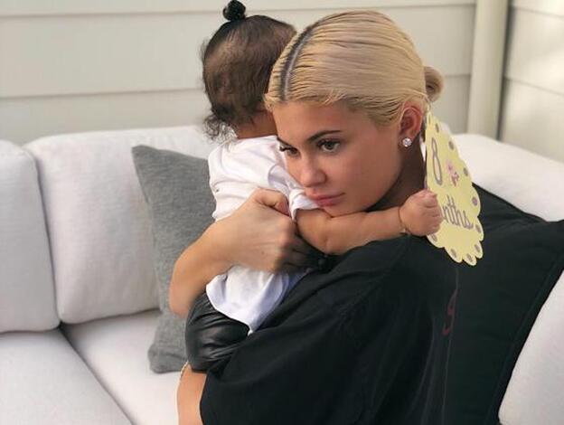 Kylie Jenner con su hija Stormi en una imagen de las redes sociales./Instagram