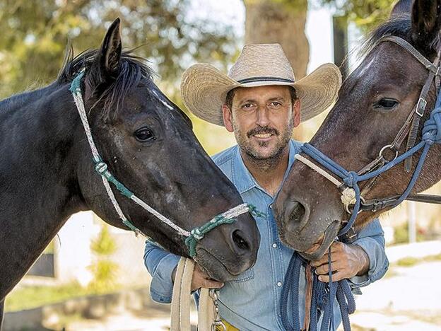 Luis Lentijo posa con dos de sus caballos./m.vaquero.