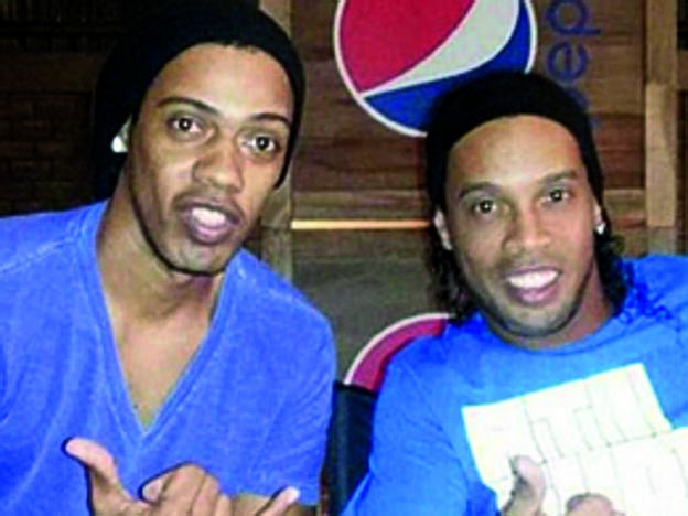 Ronaldinho posa con su doble./d.r.