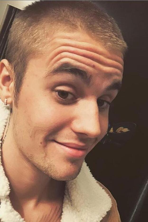 Justin Bieber se tatúa la cara./Instagram.