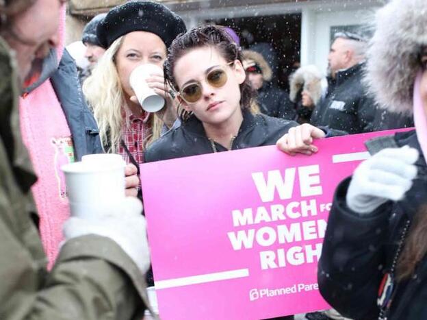 Kristen Stewart durante las marchas de marzo por los derechos de la mujer en EEUU. (Pincha en la imagen para descubrir todas las mujeres que han dado voz al feminismo en toda su historia)./gtres