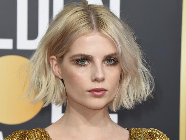 Lucy Boynton optó por un corte sólido a la altura del mentón y despeinado para asistir a los Globos de Oro.