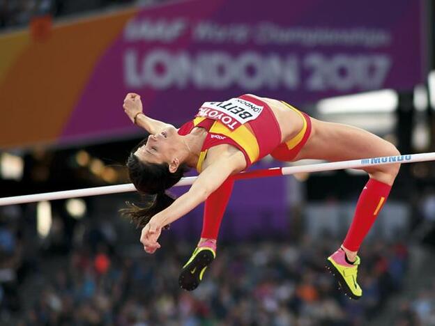 Ruth Beitia durante uno de sus saltos de altura.