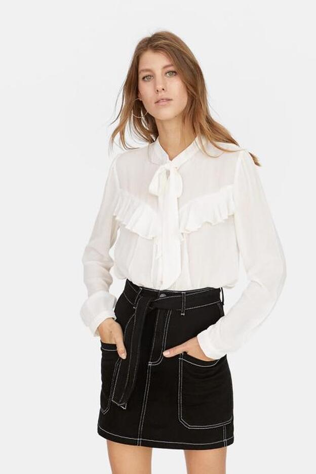 Blusa blanca con lazada, de Stradivarius (17,99 euros).