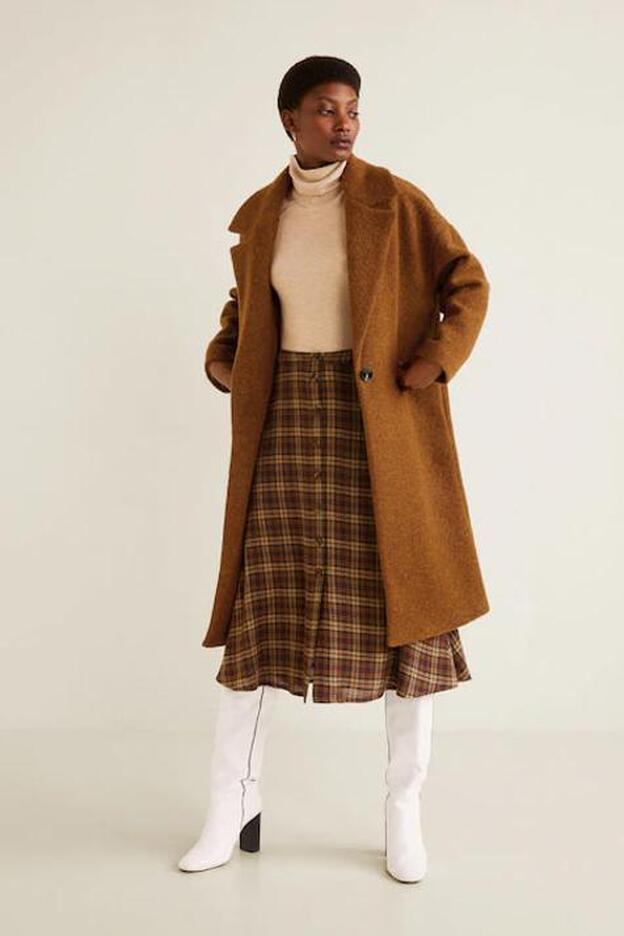 Abrigo de lana desestructurado en color marrón, 79,99 euros.