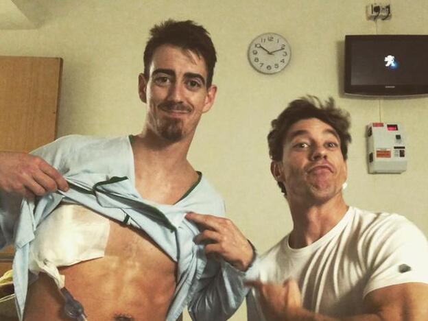 Adrián Lastra junto a su hermano Raúl en el hospital./instagram.