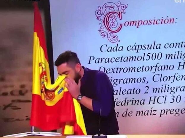 Dani Mateo sonándose los mocos con la bandera de España en el 'sketch' de la discordia./lasexta.