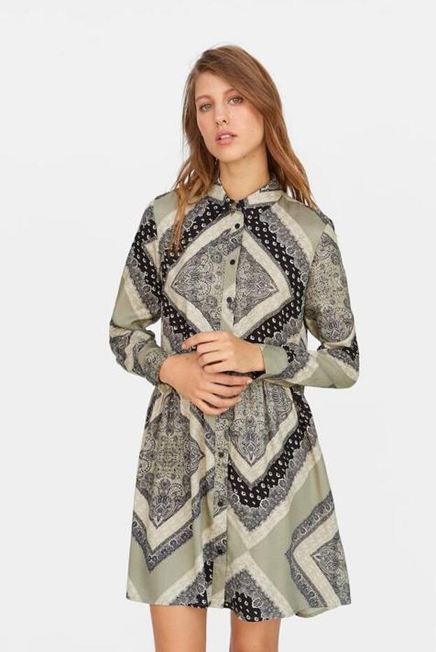 Vestido camisero estampado, 17,99 euros.