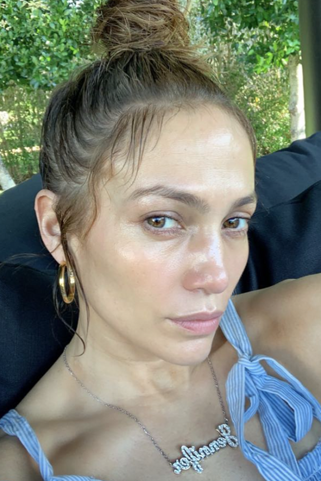 Un impresionante primer plano sin maquillaje de Jennifer Lopez.