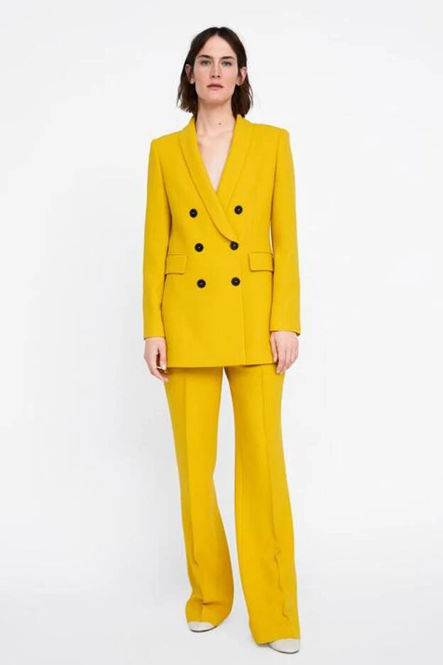 Una versión low cost del traje amarillo de Pilar Rubio, en Zara.