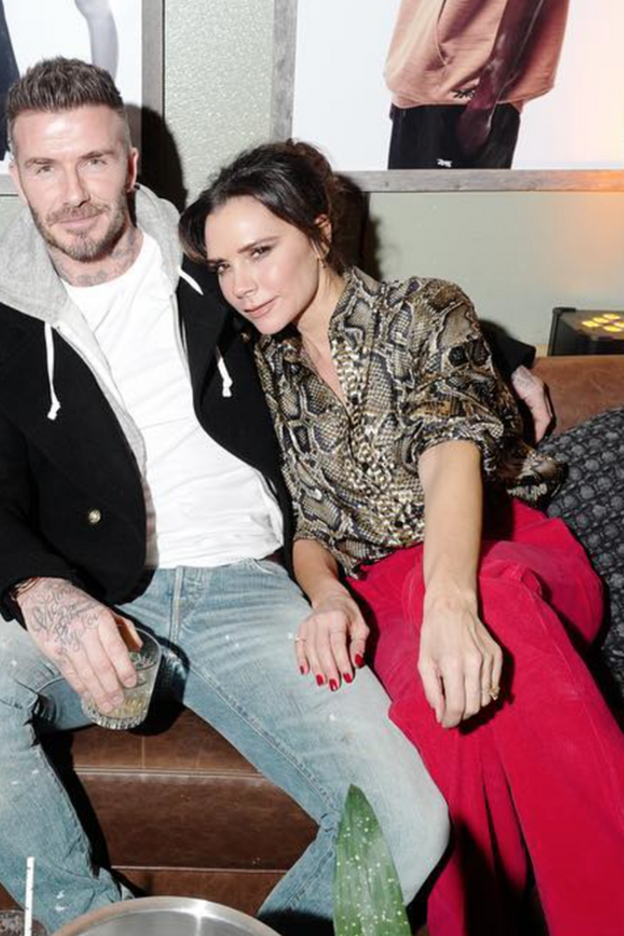 Victoria Beckham combina estampado de serpiente con rojo.