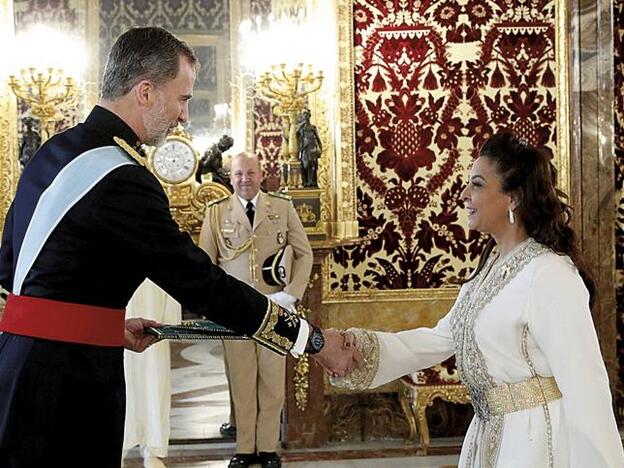 Karima junto al Rey Felipe.