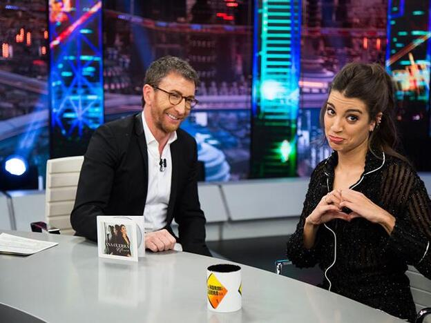 Ana Guerra junto a Pablo Motos durante su visita a 'El Hormiguero'. Pincha sobre la foto para ver las parejas que comenzaron en 2018./flickr.