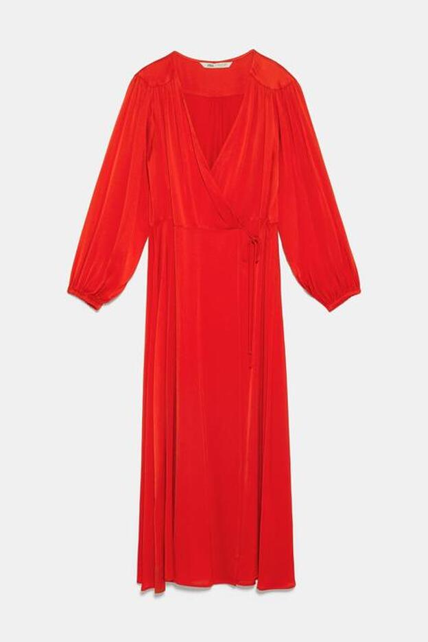 Vestido de raso rojo, de Zara (39,99 euros).