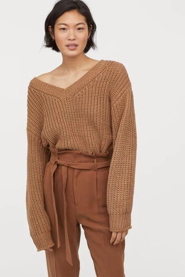 Fantástica combinación en marrón de jersey y pantalón tobillero de H&M.