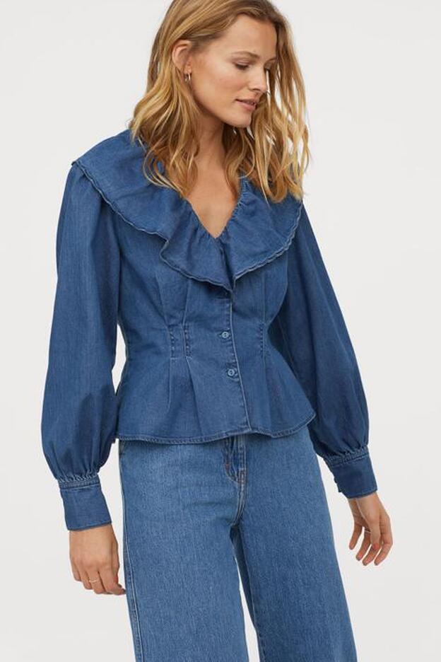 Blusa en denim con volante y entallada en la cintura de H&M.