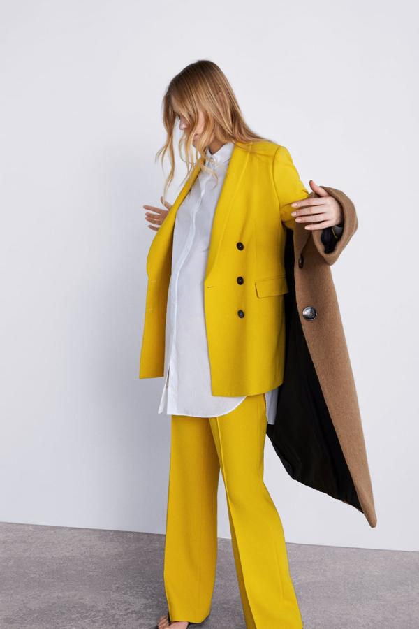 Traje con chaqueta amarillo: