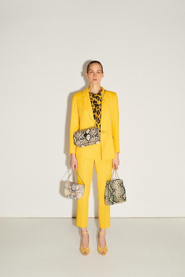 Look 'total yellow':