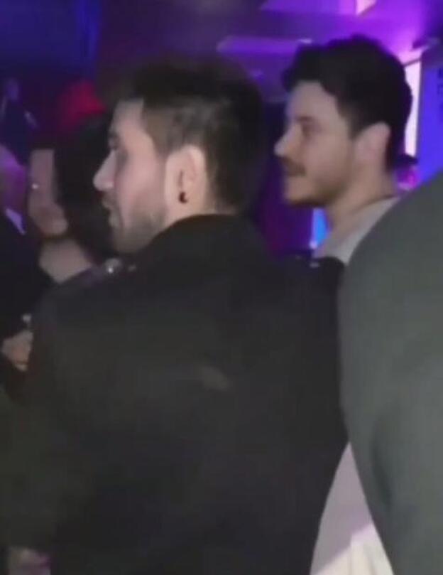 Luis Cepeda suelta un manotazo a un fan en una discoteca.