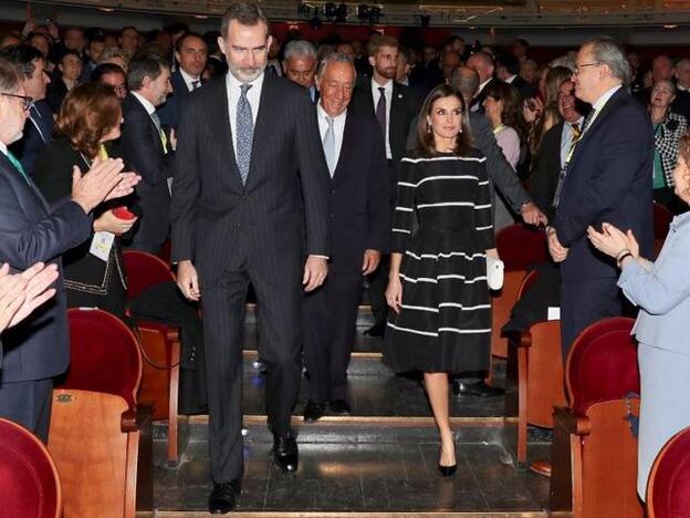 Pincha en la foto para ver todos los detalles del vestido 'navy' de Carolina Herrera de la Reina./Twitter