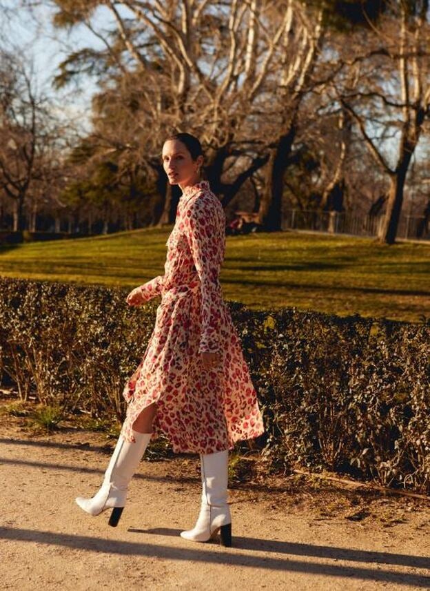 Vestido estampado de Mango, camisero, en tonos rosas y rojos (49,99 euros)..