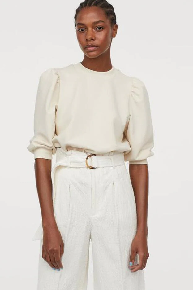 Sudadera y pantalón de pana en distintos tonos de blanco de H&M.