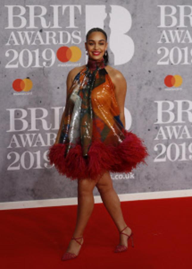 Los looks de Brit Awards 2019 que no nos gustaría ver en los Oscar: Jorja Smith