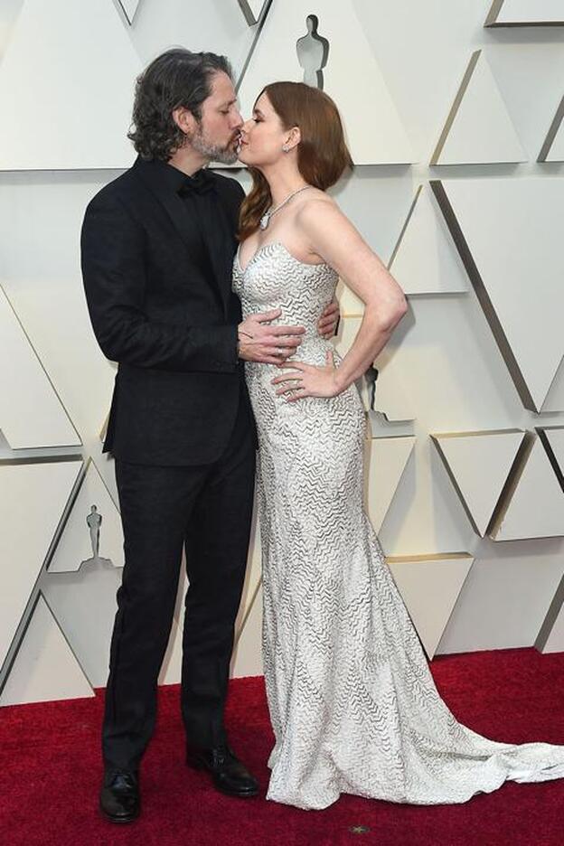 Amy Adams besa a Darren Le Gallo en la alfombra roja de los Premios Oscar 2019. Pincha sobre la foto para ver todos los looks de la alfombra roja./gtres.