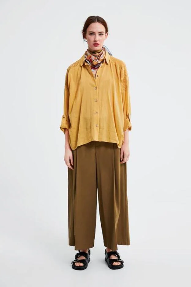 La blusa de zara que lleva María Pombo cuesta 22,95 eruos.