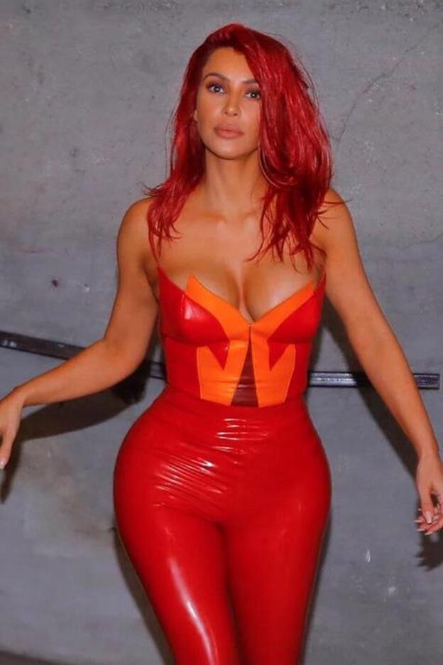 Kim Kardashian con el 'total look' rojo que le ha durado apenas 24 horas.