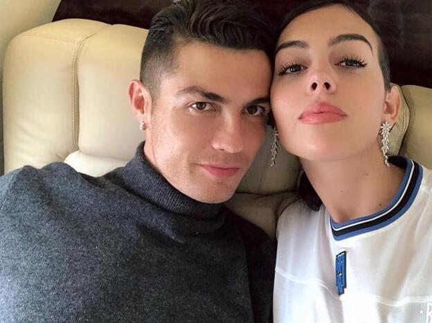 Georgina Rodríguez usa La Biblia parar declarar su amor por Cristiano Ronaldo. Pincha sobre la foto para ver los famosos que se han desnudado en Instagram./instagram.