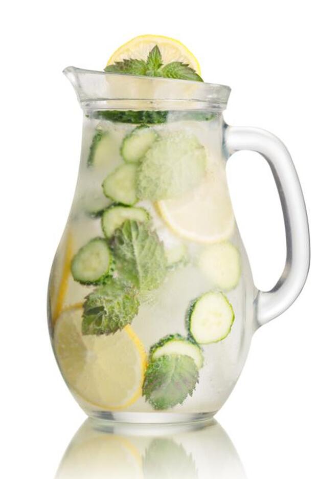 Agua detox con pepino y limón.