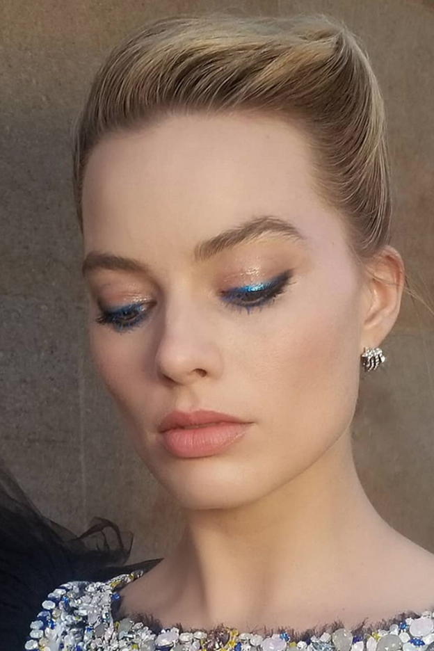 Azul y rosa en el maquillaje de Margot Robbie en los Premios Bafta.