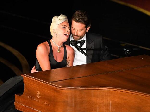 Lady Gaga y Bradley Cooper durante su actuación en los Premios Oscar. Pincha sobre la foto para ver todos los looks sobre la alfombra roja./cordon press.