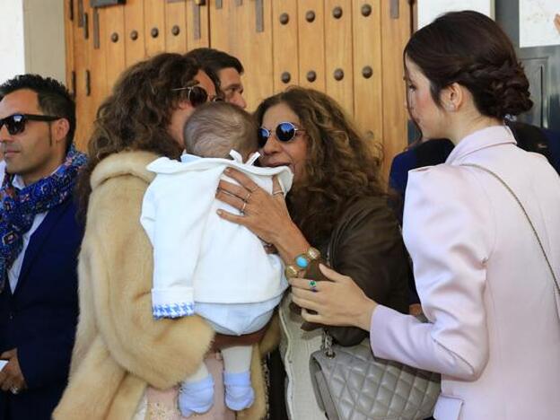 Lola Flores, Rosario Flores y Elena Furiase con el pequeño Noah