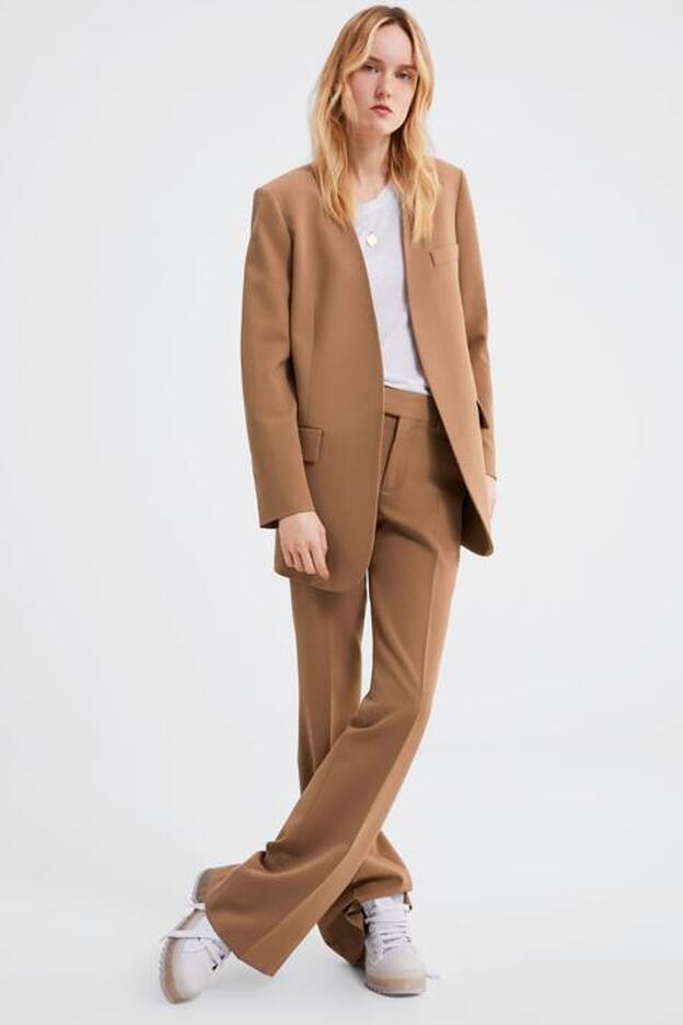 Blazer color camel (69,95 euros) + pantalón chino. (29,95 euros).