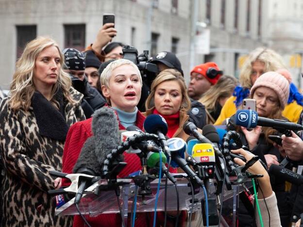 Las últimas manifestaciones que se llevaron a cabo en los juzgados de Manhattan para apoyar a las denunciantes y las testigos. En la foto la actiz Rose McGowan.