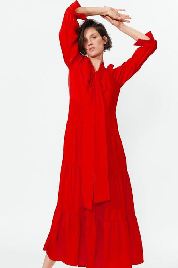 Un precioso vestido rojo de volantes de Zara.