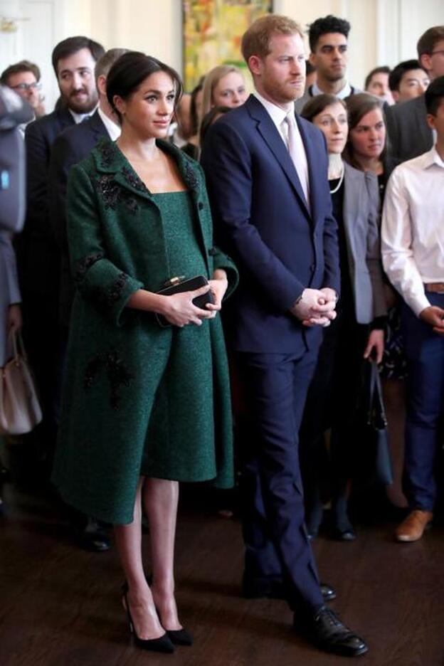 Meghan ha llevado un look en verde hierba de la firma inglesa Erdem.