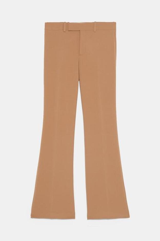 Pantalón color camel y silueta 'flare' de Zara.