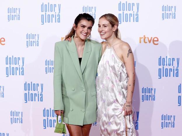 Amaia Romero junto a María, de 'OT 18', en el estreno de 'Dolor y gloria'. Pincha sobre la foto para ver las parejas que rompieron en 2018./gtres.