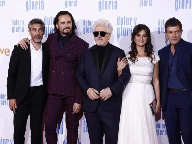 Penélope Cruz acudió a la presentación junto al directos Pedro Almodovar y a los actores Leonardo Sbaraglia, Asier Etxeandia y Antonio Banderas.