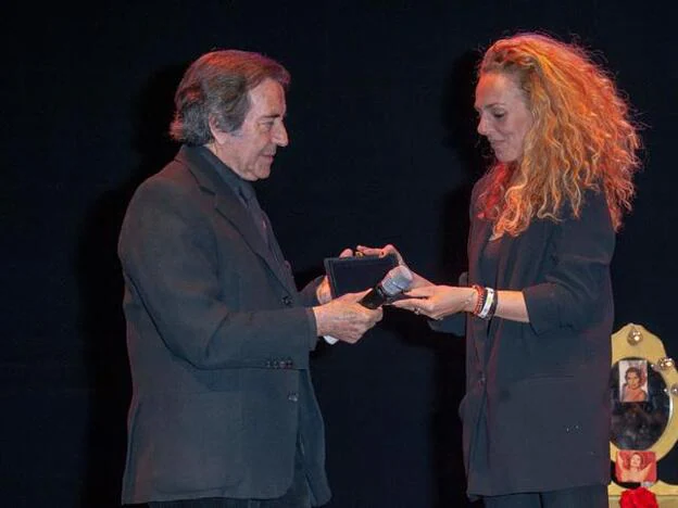 Rocío Carrasco recibiendo esa placa en homenaje a su madre en el Teatro José Zorrilla de Valladolid./cordon press.