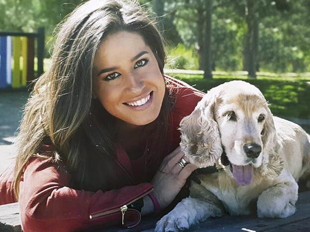 Isabel Jiménez posa con su mascota, Rita. Pincha sobre la foto para ver las famosas que, como ella, anunciaron embarazo en 2018./agencias.