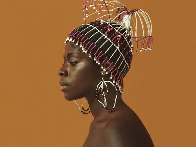 Sikolo Brathwaite con tocado de Carolee Prince, de AJASS, 1968. (Black power: mujeres con la piel por bandera. Pincha en la imagen para descubrirlas)./Cortesía del artista /Phillip Martin Gallery (Los Ángeles).