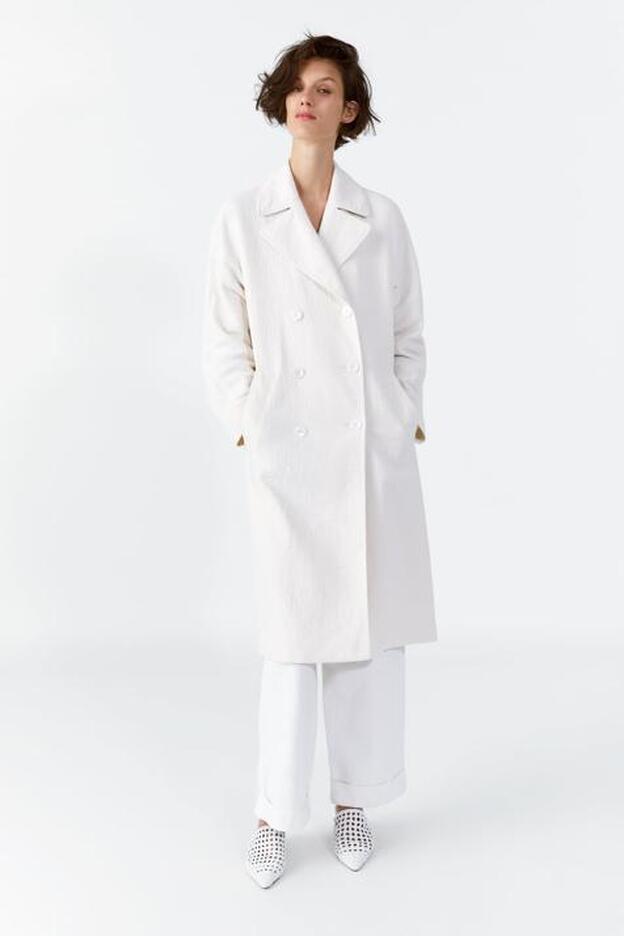 Abrigo blanco corte masculino de Zara. (79,95 euros).