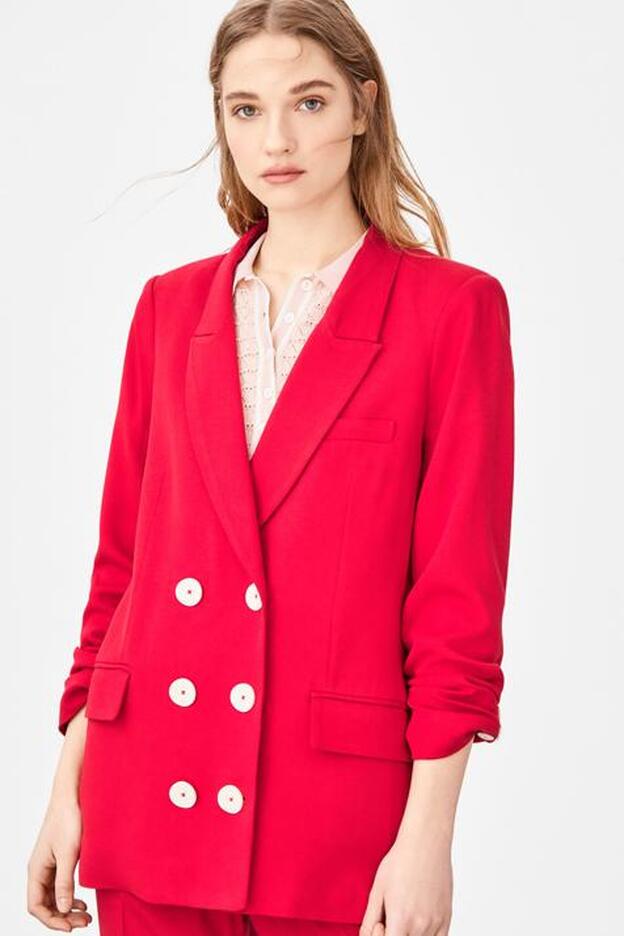 Blazer cruza, con botones blancos, de Cortefiel (89,99 euros).