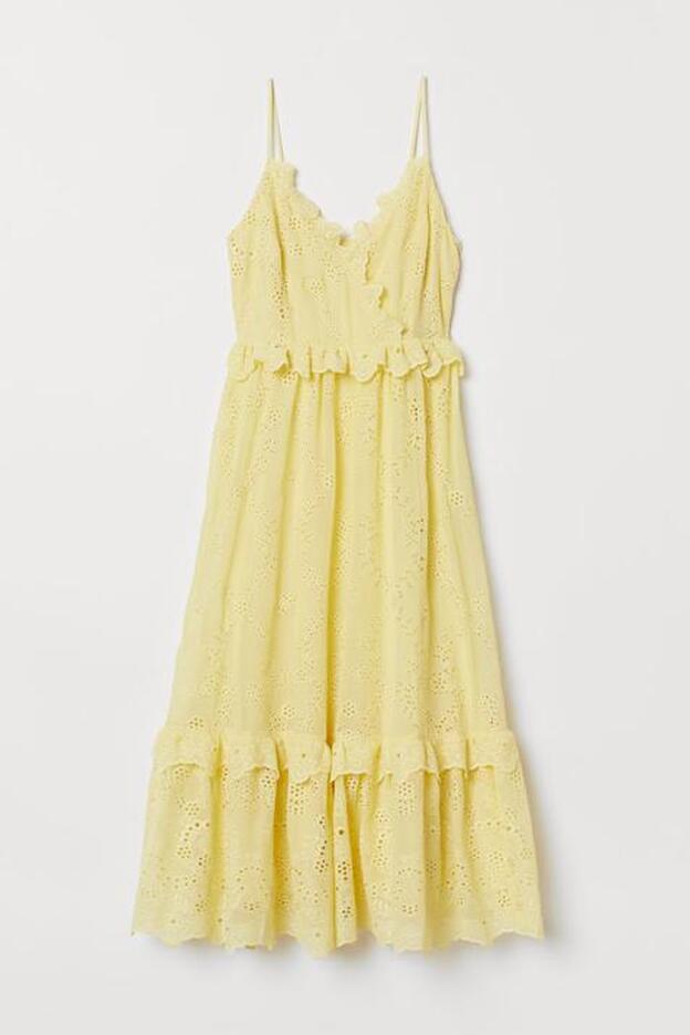 Vestido amarillo con calados y tirantes de H&M.