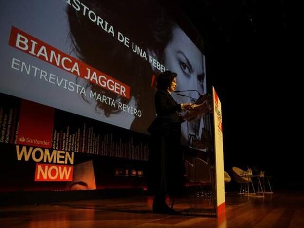 Durante toda la intervención, Bianca Jagger se mantuvo detrás del atril con una presencia hipnótica